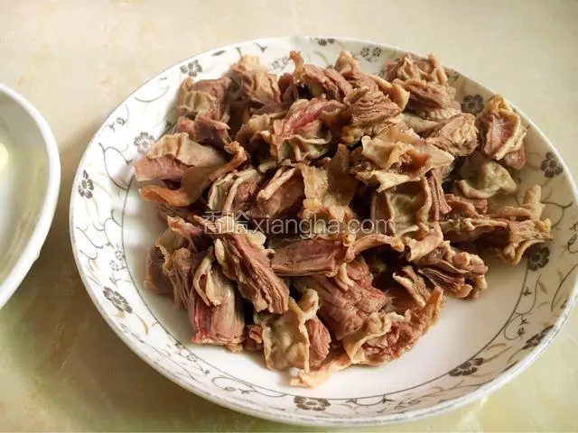 水开后去浮沫，然后捞出牛腩沥干水分备用。