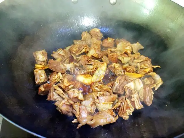 加入适量料酒，生抽、老抽炒匀上色。