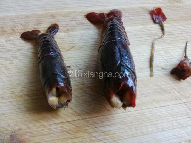 去虾线，用剪刀将头剪一点点，剪刀尖挑出龙虾头上的垃圾，留黄，吃龙虾主要吃黄哟，黄香的满口窜。