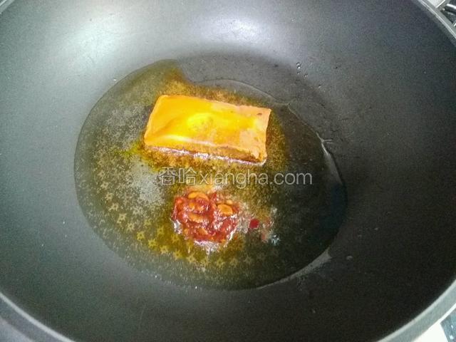 放少量油，郫县豆瓣，火锅料小火炒香。
