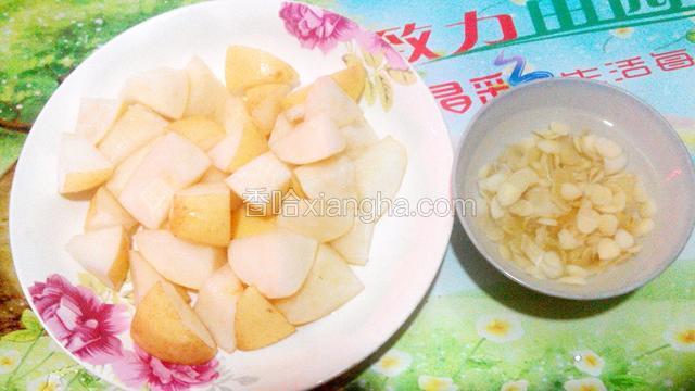 用盐把梨搓洗干净,切块,百合、杏仁用水泡15分钟.