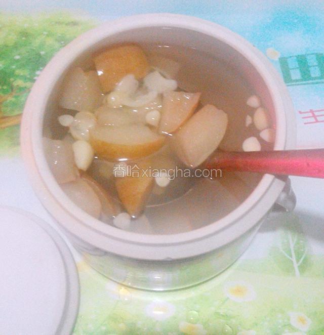 1小时后,关火.锅下汽后,打开盖子,取出炖盅,美味梨水完成了！