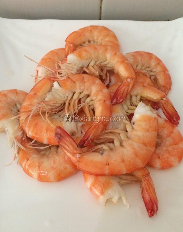 锅置火上烧开水，倒入虾汆烫2分钟捞出沥干水分。