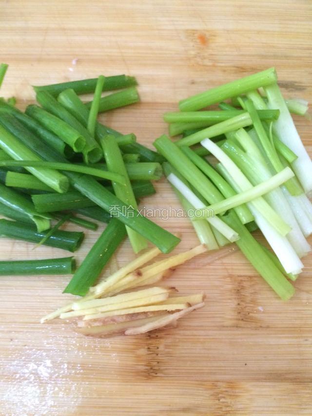 葱洗净分葱白，葱尾切段备用，姜切丝。