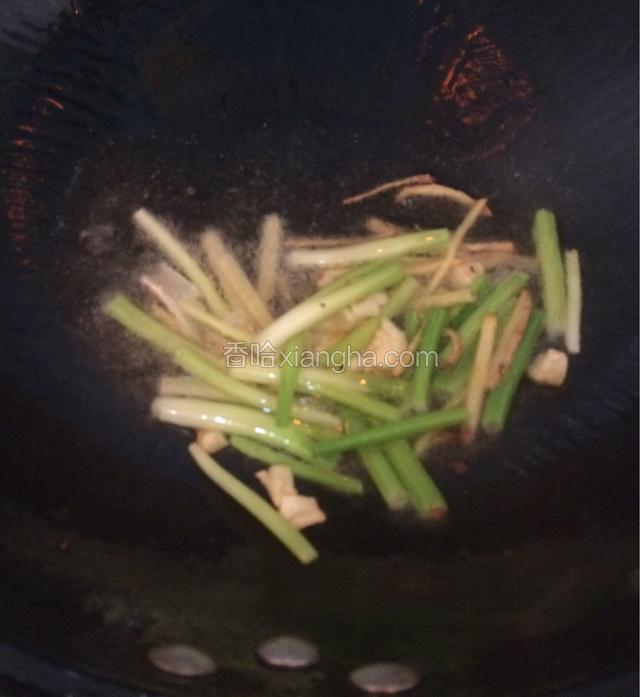 热锅放油， 中小火先炒一下姜丝，在放入葱白爆香。