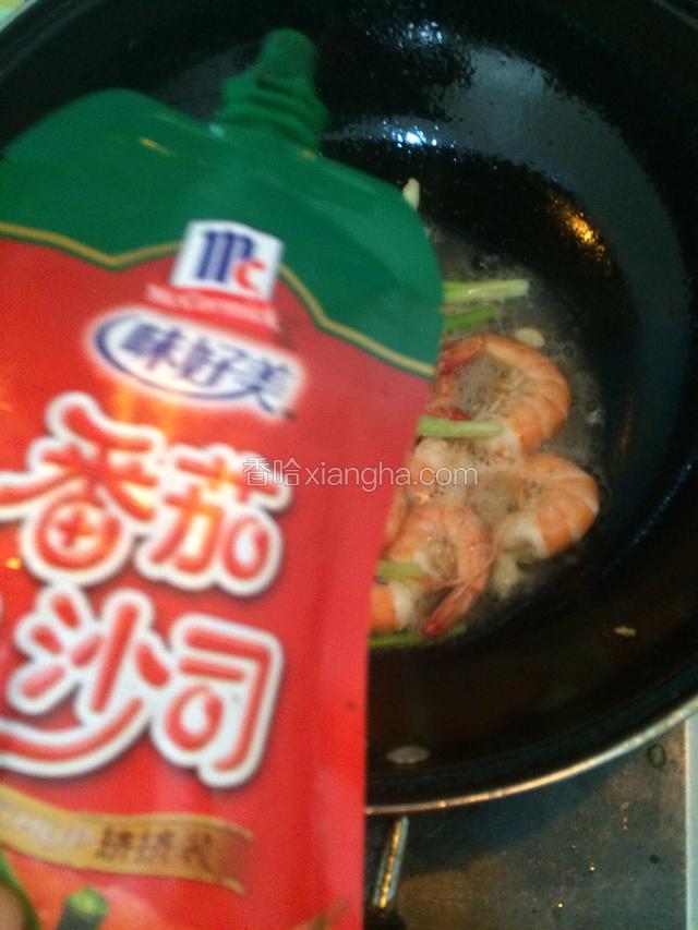虾变色后放入番茄酱、糖，继续翻炒，加少量盐提味，火候要注意，不能太旺，容易把酱炒干，可以关盖焖2分钟。