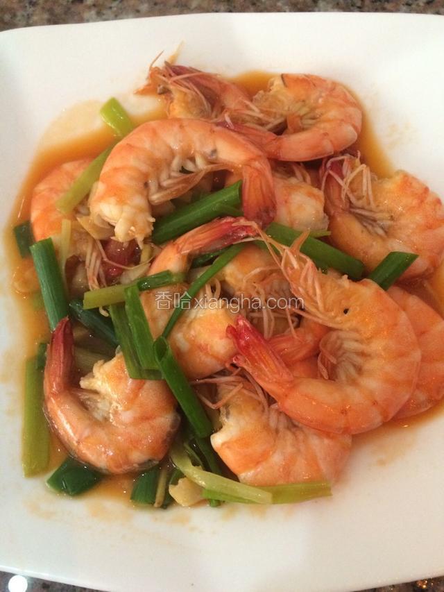 看到红色虾汁开始变浓稠了，点一点儿醋,注意别太多,这时候虾皮就会变得比较酥脆，再最后翻动几下加葱尾即可出锅食用了。