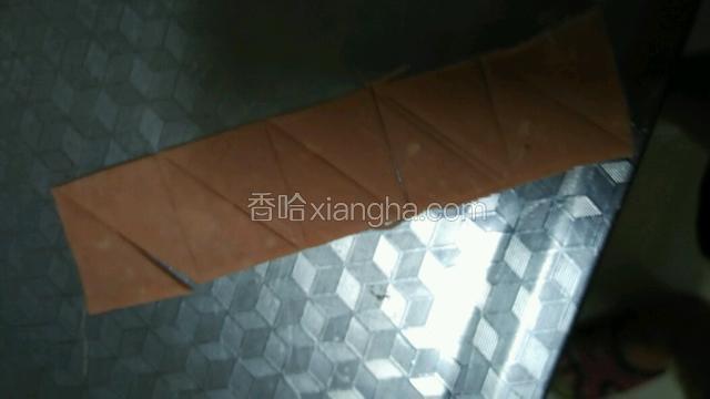 然后，像这样切成三角形