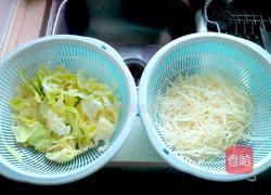 土豆炒卷心菜的做法图解1
