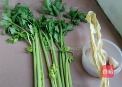 芹菜腐竹肉片的做法图解1