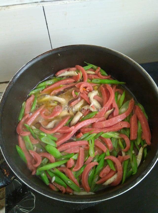 开火锅烧热，油倒进锅里，放花椒，干辣椒，
八，炒出香味，先放香菇炒一会，放豆角，香肠，青椒红椒
丝一起炒。
