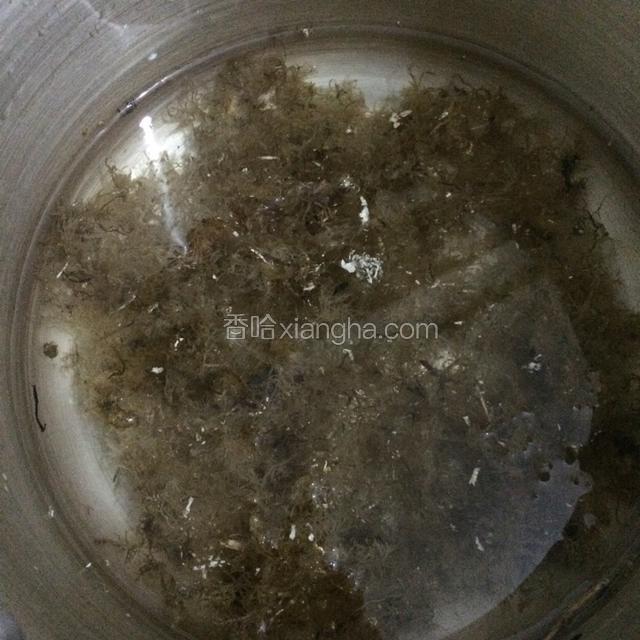 50克海石花加水淹没浸泡至发软