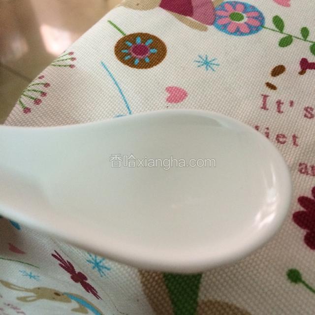 加入13碗水和小茶勺醋（此步骤可以帮助胶质更快熬出来）