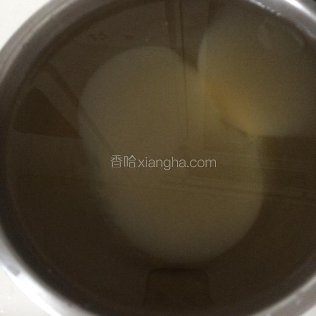 放入清水内放十几二十分钟，此步骤可以稀释醋味，让海石花口感更脆更爽口。