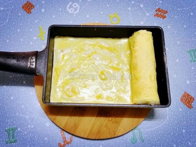 倒進一勺蛋液，用小鍋鏟鏟起蛋皮香腸，晃動小鍋能令整個鍋均勻的布滿蛋液