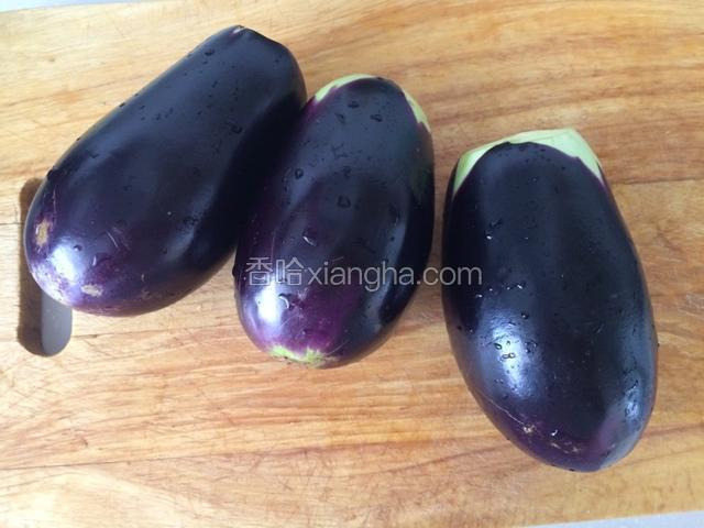 茄子去蒂洗净备用；