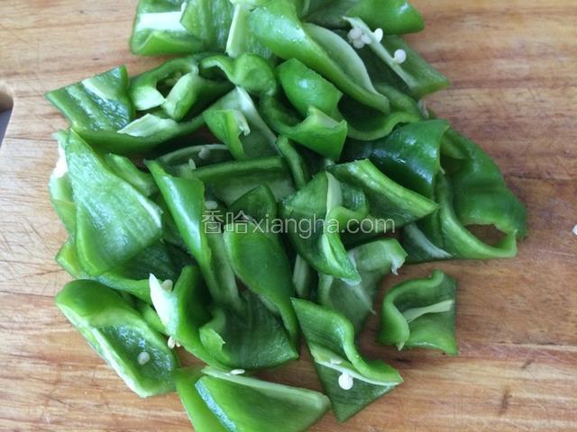 腌制茄块期间可以洗净尖椒，去蒂去籽，切成菱形块备用；