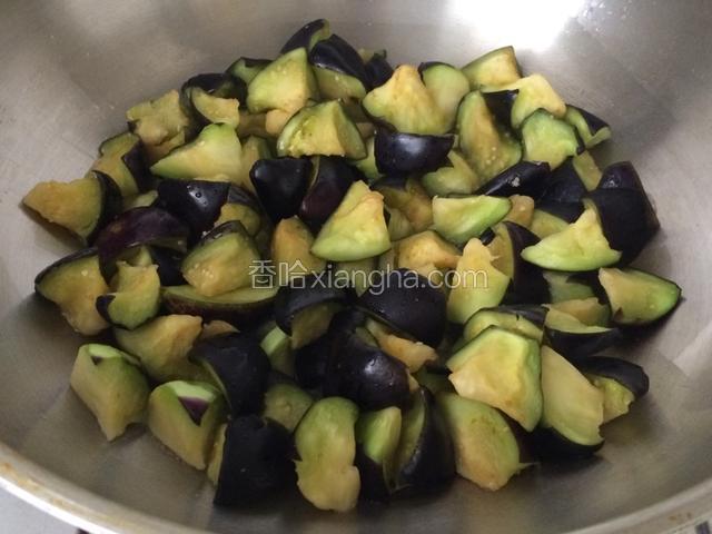 锅烧热后放油，油温五成热时倒入茄块；