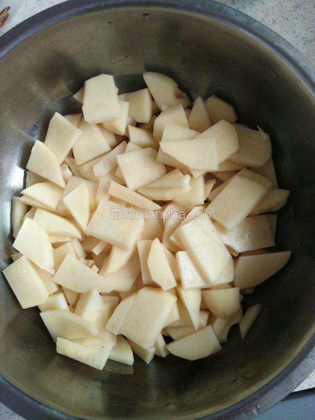 土豆洗干净，切片