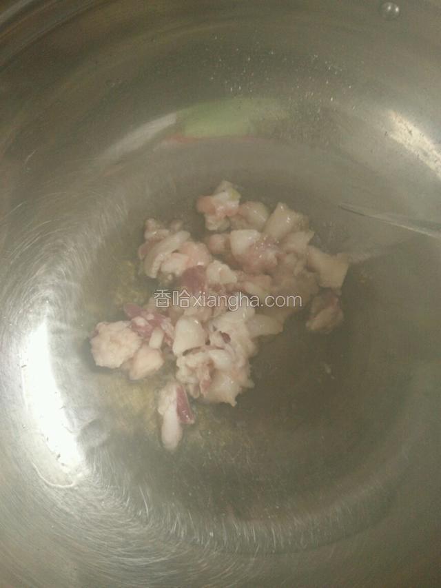 稍热，倒入切好的五花肉，加盐，料酒，老抽，翻炒