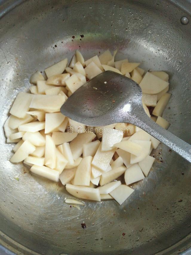 倒入切好的土豆，加盐，老抽，大料沫，炒均匀，炒到土豆变色，