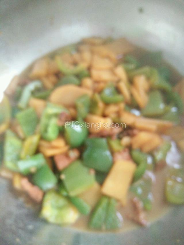 倒入青椒，炒均匀，加十三香，倒一点儿清水，盖好锅盖，焖5分种即可