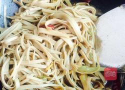 豆皮炒韭菜苔的做法图解1
