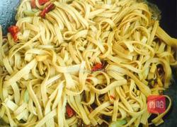 豆皮炒韭菜苔的做法图解2