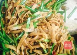 豆皮炒韭菜苔的做法图解3