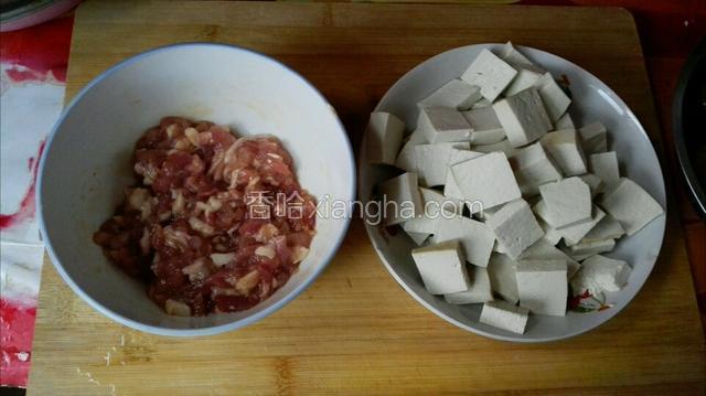 肉丝洗净后切成末，加入十三香，生抽，盐，料酒腌制20分钟，豆腐切块