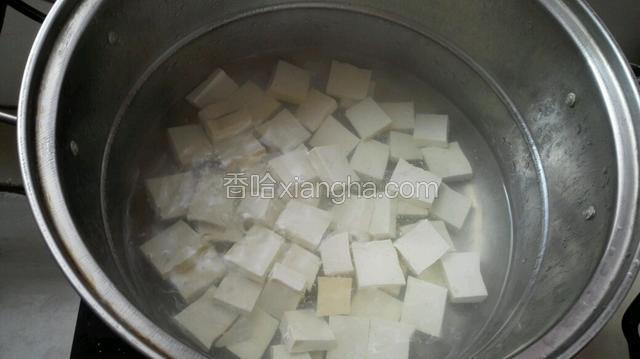 锅中加水，能淹没豆腐就行，烧开后放入豆腐煮20秒