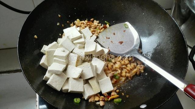 加入十三香，豆瓣酱炒出红油，再放入豆腐，加入生抽一起翻炒