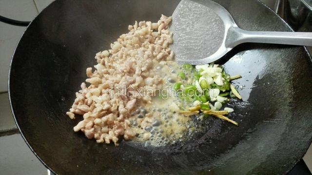 炒锅放油，油热先放入肉末炒至变色，推至一边，放入蒜姜辣椒末翻炒