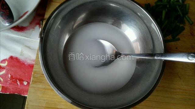 淀粉加水调成汁，倒入锅中炒至汤汁粘稠