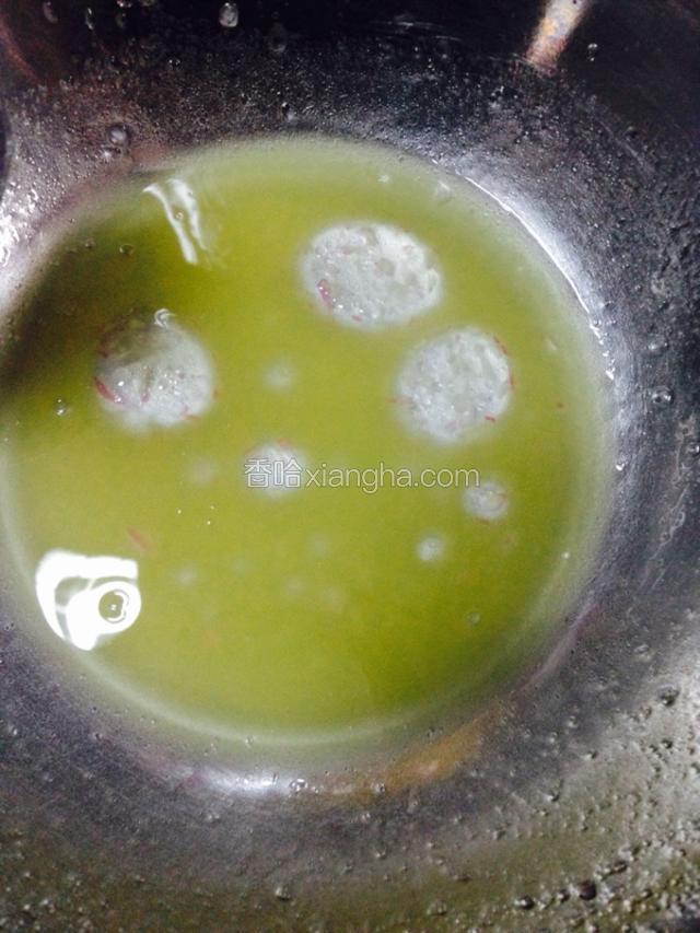 拿小碗加入适量洋葱末，加入1:1比例的意大利黑醋（我为了看得清楚加了白醋）与初榨橄榄油拌匀。搅拌至浓稠即可