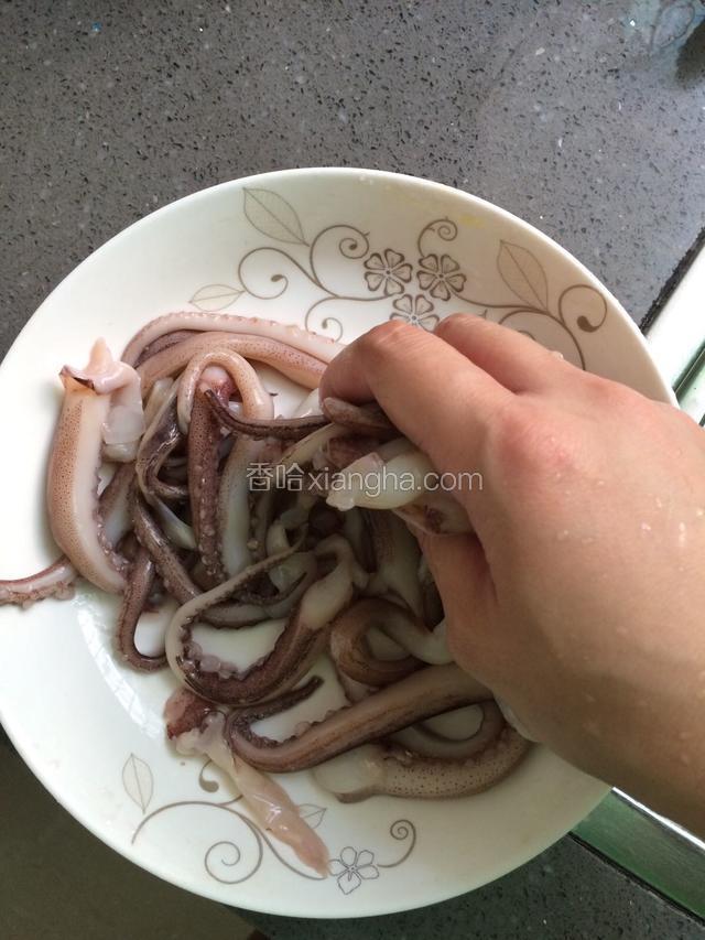 用盐反复抓洗两遍（可以去掉大部腥味）冲洗干净