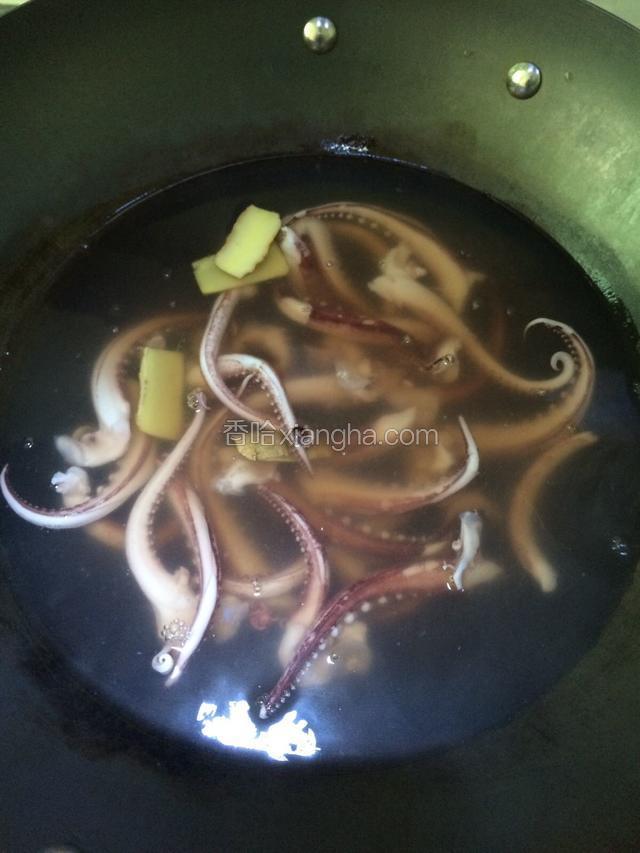 变色后的鱿鱼，马上捞出。