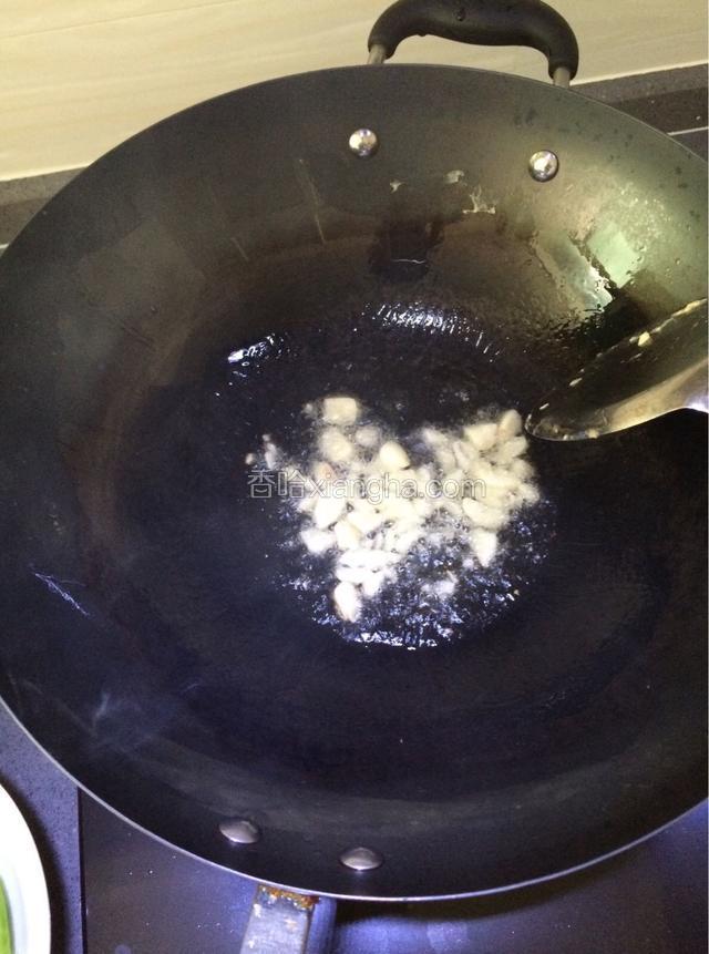 锅里放油先把蒜沫爆香。