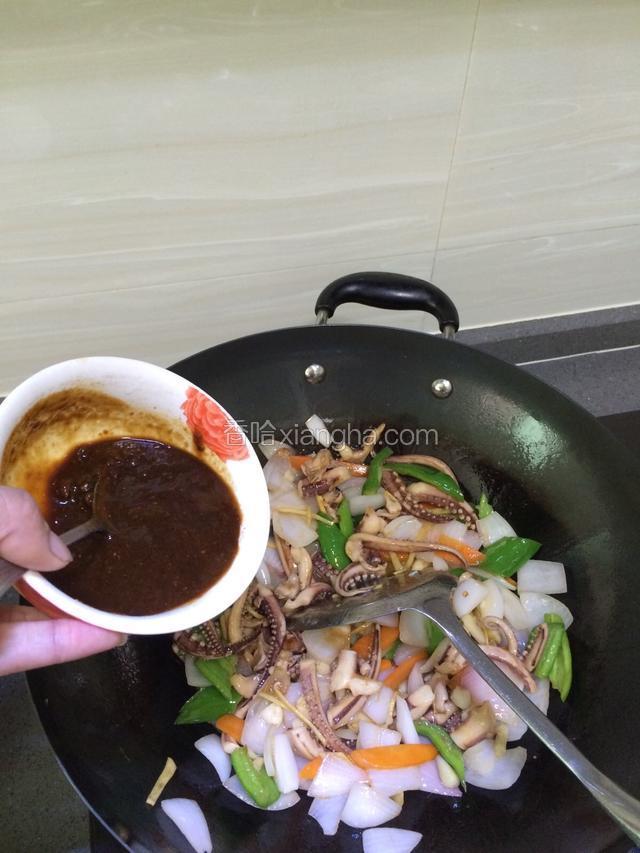 加入香辣酱，（没有也可以拿豆瓣酱代替）