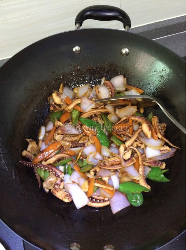 继续翻炒至全熟，如果口味重可以适量再加点盐，（香辣酱，生抽，蚝油都是有咸味的，所以盐不要加大多）