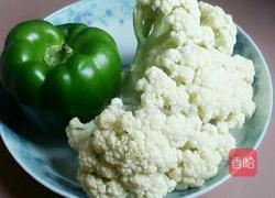 甜椒炒花菜的做法图解1