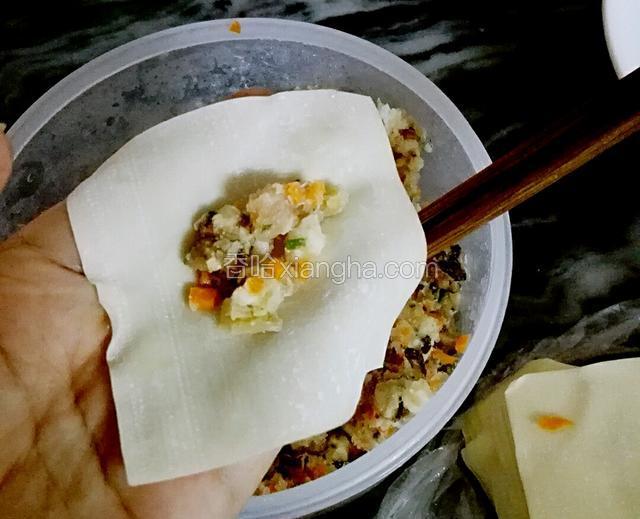 用筷子放一点肉馅