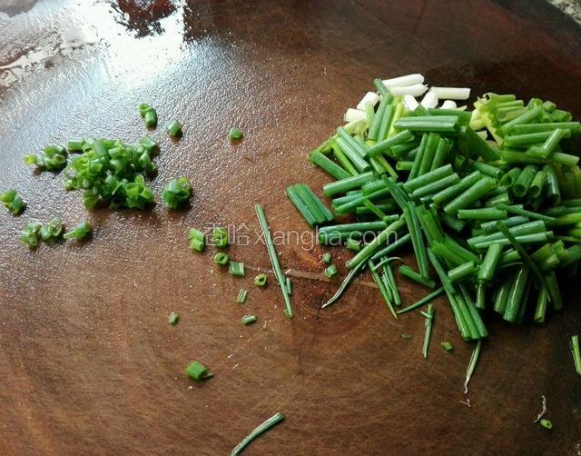 准备葱，葱洗干净切段，切点葱花