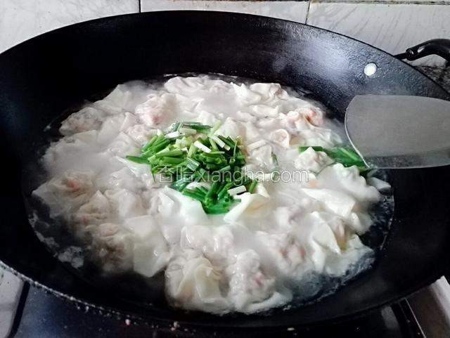 大概煮1分钟左右，煮沸后放入葱段，再盖上盖子煮几十秒