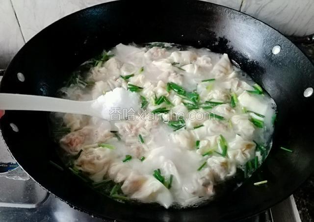 几十秒后加入1勺盐。煮一下就好了
