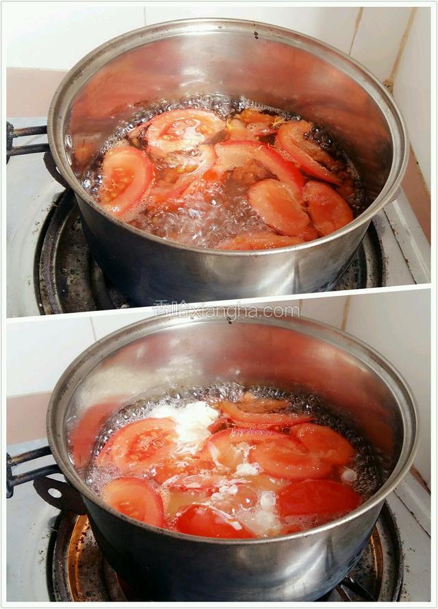 水烧开后，倒适量花生油。再把鸡蛋液倒进去。先不要去搅拌鸡蛋液。