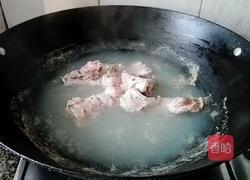 胡萝卜猪骨汤的做法图解2