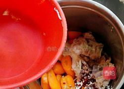 胡萝卜猪骨汤的做法图解6