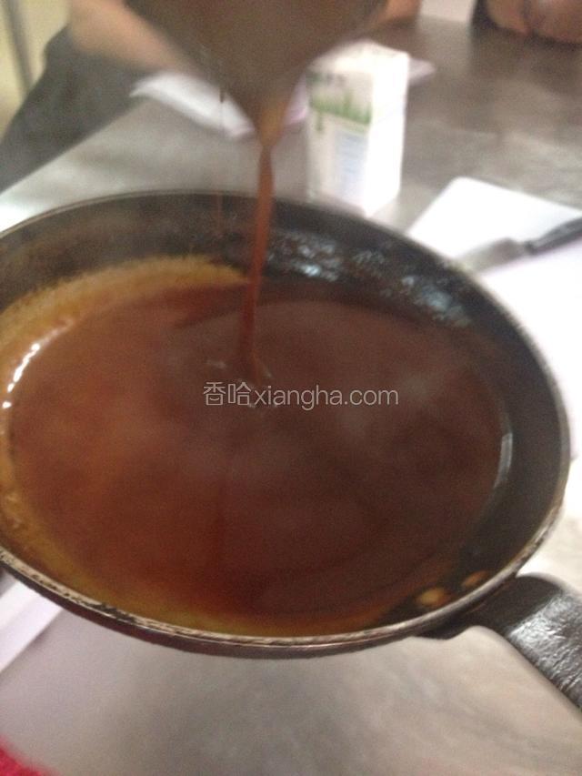 慢慢搅拌至可以拉线即可倒出备用（最后的颜色和红酒颜色很像）