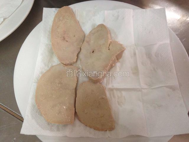 鹅肝捞出用纸把表面牛奶吸干